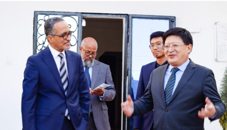 السفير الصيني يؤدي زيارة لمؤسسة جائزة شنقيط