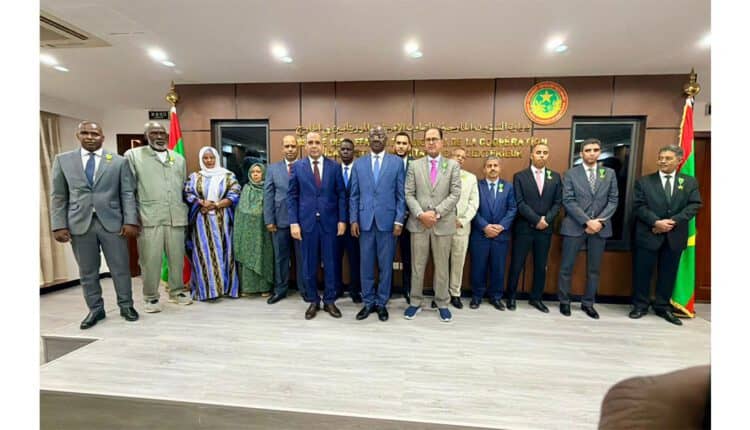 وزير الشؤون الخارجية يوشح عددا من موظفي قطاعه