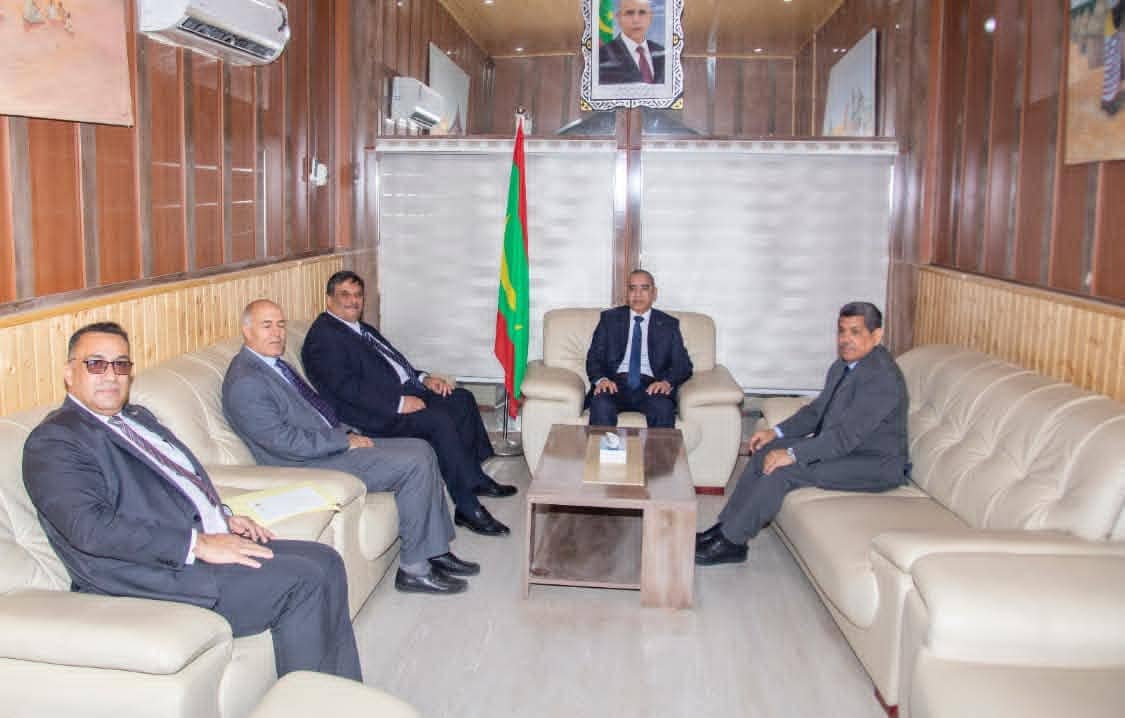 وزير الداخلية يناقش مع السفير الفلسطيني سبل تعزيز التعاون