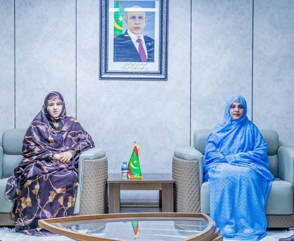 اتفاقية شراكة بين وزارتي التربية والعمل الاجتماعي لإنتاج وتسليم 60 ألف زي مدرسي لتلاميذ التعليم العمومي