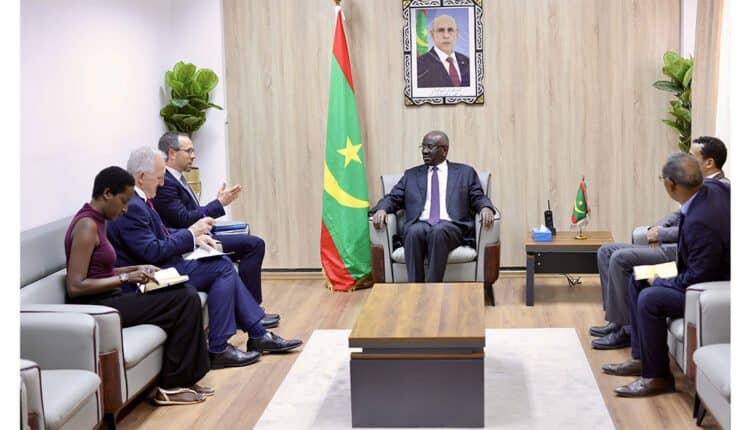 وزير الخارجية يبحث مع مبعوث بريطاني تعزيز التعاون وقضايا الساحل