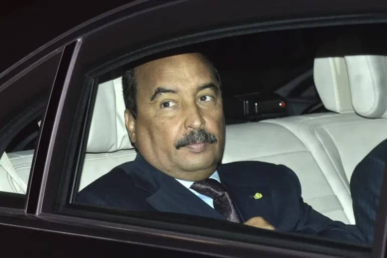 محامي الرئيس السابق: مواد سامة داخل السجن تسببت في اختناق موكلي